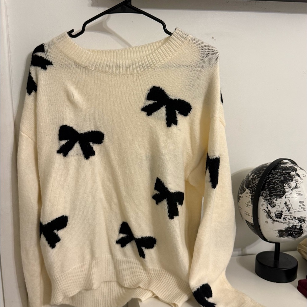 SHEIN Cream and Black Crew Neck Sweater with Bow Pattern